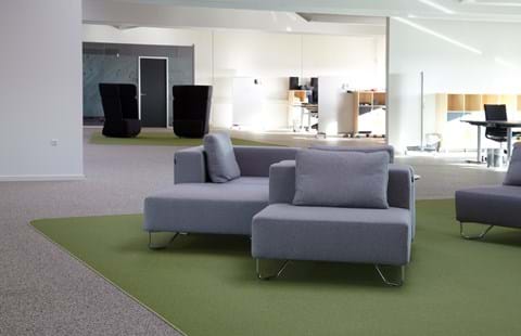 afpasset Fraster tæppe grøn på kontor